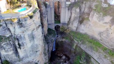 İspanya 'nın Malaga kentindeki Ronda kentinin hava manzarası güzel bir sabah güneşi altında derin bir vadide yer alan ünlü bir turistik merkezdir..