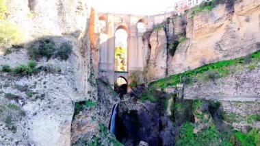 İspanya 'nın Malaga kentindeki Ronda kentinin hava manzarası güzel bir sabah güneşi altında derin bir vadide yer alan ünlü bir turistik merkezdir..