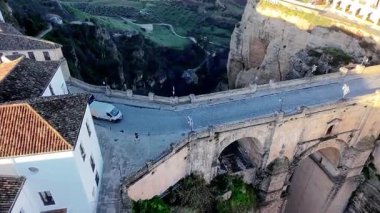 Ronda, İspanya - 07 Ocak 2025 - İspanya 'nın Malaga kentindeki Ronda kentinin hava manzarası, güzel bir sabah güneşi altında, derin bir boğazın üzerinde yer alan ünlü bir turistik merkezdir..
