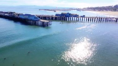 Şehir merkezindeki ünlü Santa Barbara iskelesi ve Santa Barbara California Pasifik Sahili manzarası