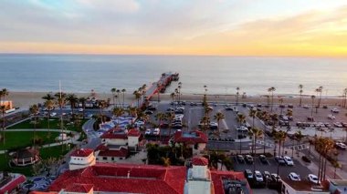 Günbatımında ünlü Balboa İskelesi Altın saatleri, Newport Sahili, Kaliforniya