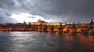 gece boyunca Nehri vltava muhteşem Prag Kalesi