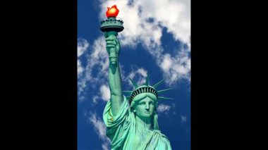 Mavi gökyüzü arkaplanlı Özgürlük Anıtı, ABD