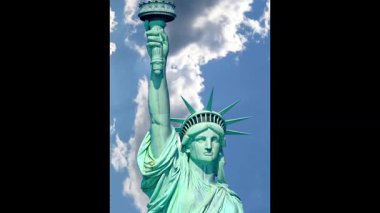 Mavi gökyüzü arkaplanlı Özgürlük Anıtı, ABD