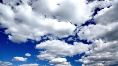 Mavi gökyüzü beyaz bulutlar güzel zaman geçişi