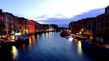 Akşam erken saatlerde İtalya 'da Venedik' teki Büyük Kanal 'daki manzara.
