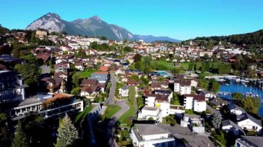 Thun Gölü, Spiez, İsviçre kıyısındaki Spiez şehrinin hava panoramik manzarası.