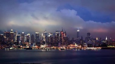 The Mid-town Manhattan Skyline günbatımından sonra, New York City ABD