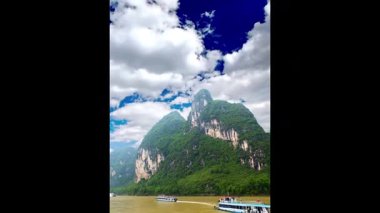 Guilin Li nehri boyunca güzel bir dağ oluşumu. Çin.