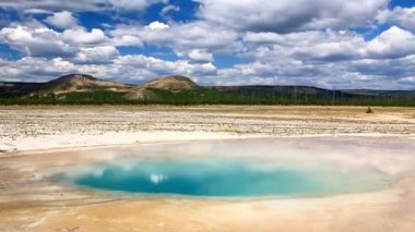 Midway Gayzer Havzası 'ndaki manzara Yellowstone Ulusal Parkı, ABD