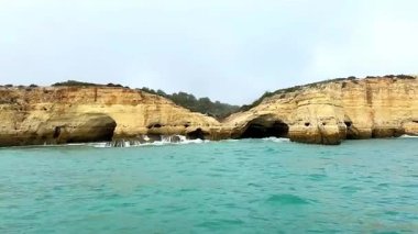 Portekiz 'in güney kıyısındaki Albufeira, Algarve, Portekiz yakınlarındaki altın kayalıklar ve mağaralar.