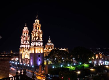 Morelia, Meksika 'daki Metropolitan Katedrali' nin çan kuleleri..