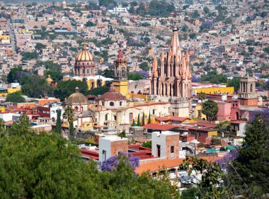 Guanajuato, Meksika 'daki San Miguel de Allende şehrinin hava manzarası.