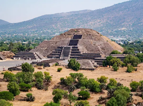 Teotihuacan, Meksika 'daki Ay Piramidi. Meksika yakınlarındaki Teotihuacan arkeolojik sahasının bir parçası olarak Ay Piramidi.