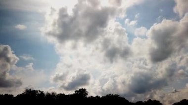 Fırtınalı bulutlar ve gökyüzü zamanı doluyor.