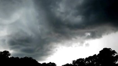 Fırtınalı bulutlar ve gökyüzü zamanı doluyor.