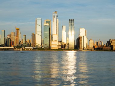 New York City, ABD 'de gün batımını yansıtan yeni inşa edilmiş gökdelenler.