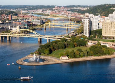 Pittsburgh şehir merkezindeki ana köprülerin ve Washington Dağı 'ndan Fort Pitt Park' ın hava görüntüsü.