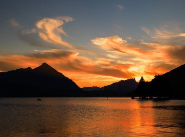 İsviçre Jungfrau bölgesinde güzel Thun Gölü Günbatımı.