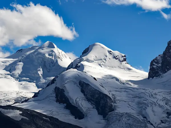 Yazın karlı dağ manzarası, İsviçre.