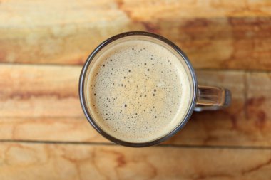 Kahverengi kahve ahşap bir masada.