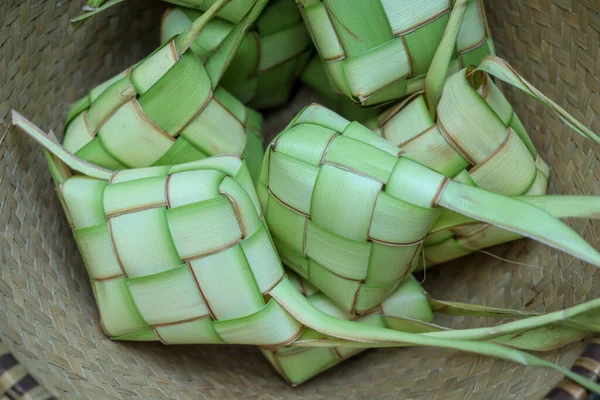 Ketupat Lub Pierogi Ryżowe Tradycyjne Azjatyckie Potrawy Które Zazwyczaj Wykorzystywane — Zdjęcie stockowe