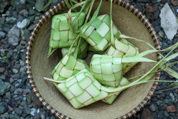 Ketupat Nebo Rýžový Knedlík Tradiční Asijské Jídlo Obvykle Používá Pro — Stock fotografie