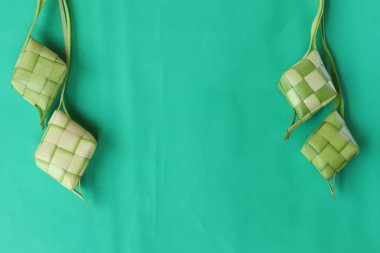 Ketupat veya pirinç köftesi, genellikle Kurban Bayramı ve Hac Bayramı gibi İslami bayramlarda kullanılan geleneksel Asya yemeğidir.