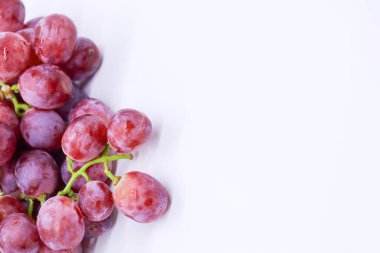 Beyaz arkaplanda bir demet üzüm