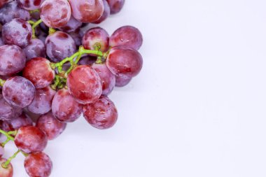 Beyaz arkaplanda bir demet üzüm