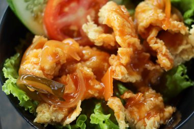 Baharatlı pilav kasesi.