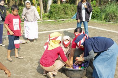 Kebumen Endonezya, 17 Ağustos 2022: Endonezya Cumhuriyeti 'nin Bağımsızlık Günü' nü geleneksel bir oyunla kutlayın.