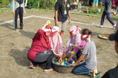 Kebumen Endonezya, 17 Ağustos 2022: Endonezya Cumhuriyeti 'nin Bağımsızlık Günü' nü geleneksel bir oyunla kutlayın.