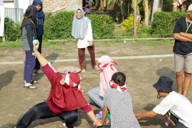Kebumen Endonezya, 17 Ağustos 2022: Endonezya Cumhuriyeti 'nin Bağımsızlık Günü' nü geleneksel bir oyunla kutlayın.