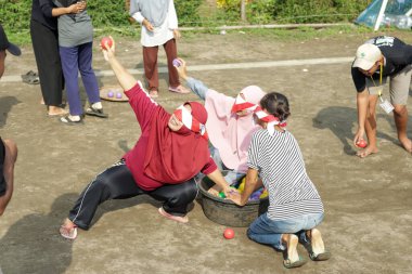 Kebumen Endonezya, 17 Ağustos 2022: Endonezya Cumhuriyeti 'nin Bağımsızlık Günü' nü geleneksel bir oyunla kutlayın.