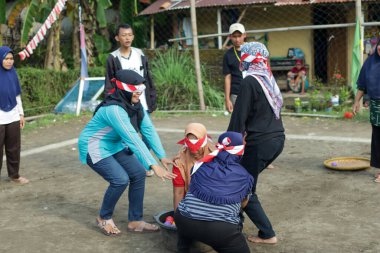 Kebumen Endonezya, 17 Ağustos 2022: Endonezya Cumhuriyeti 'nin Bağımsızlık Günü' nü geleneksel bir oyunla kutlayın.