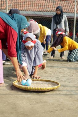 Kebumen Endonezya, 17 Ağustos 2022: Endonezya Cumhuriyeti 'nin Bağımsızlık Günü' nü geleneksel bir oyunla kutlayın.