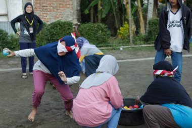 Kebumen Endonezya, 17 Ağustos 2022: Endonezya Cumhuriyeti 'nin Bağımsızlık Günü' nü geleneksel bir oyunla kutlayın.