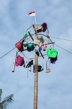 Kebumen Endonezya, 17 Ağustos 2022: Panjat Pinang yarışması, Panjat Pinang geleneksel Endonezya Bağımsızlık Günü kutlamaları.