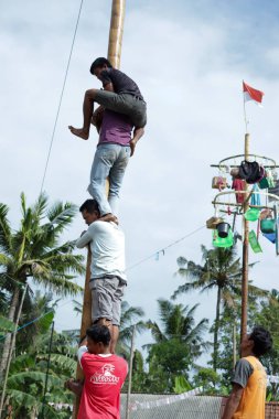 Kebumen Endonezya, 17 Ağustos 2022: Panjat Pinang yarışması, Panjat Pinang geleneksel Endonezya Bağımsızlık Günü kutlamaları.