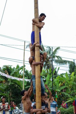 Kebumen Endonezya, 17 Ağustos 2022: Panjat Pinang yarışması, Panjat Pinang geleneksel Endonezya Bağımsızlık Günü kutlamaları.