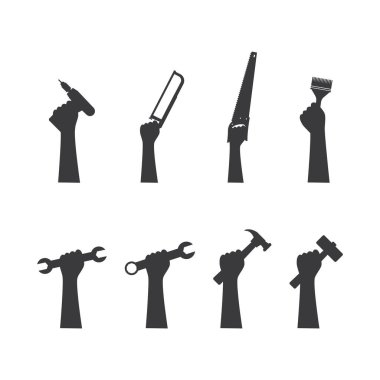 Aletleri tutan eller. İnşaat, takım çalışması, DIY, ev iyileştirmesi, yenileme, onarım, işbirliği, inşaat projeleri ve sanayi kavramları için elverişli.