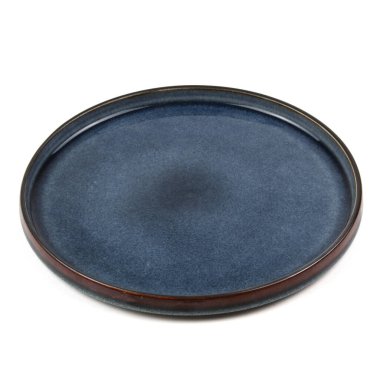 Beyaz arka plan üzerinde izole siyah seramik tabak