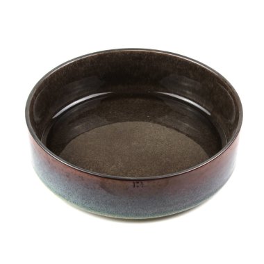 Beyaz arkaplanda izole edilmiş boş siyah seramik kase