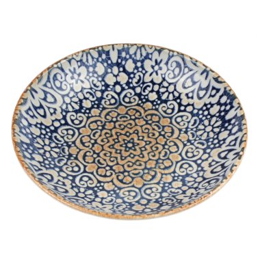 Beyaz arka planda izole edilmiş çiçek desenli seramik plaka