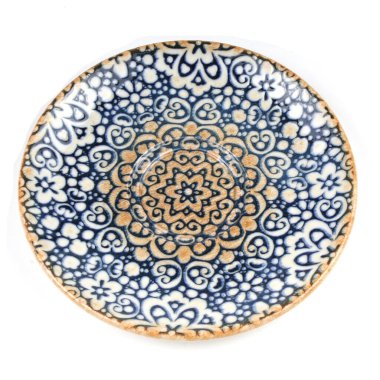 Beyaz arka planda izole edilmiş çiçek desenli seramik plaka