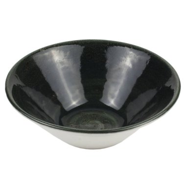 Boş siyah plaka beyaz arkaplanda izole edildi