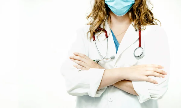 在医院病房里穿着白色医疗长袍和听诊器的专业的 无法辨认的医生或护士 白色背景凸显了医护人员的制服和装备 — 图库照片