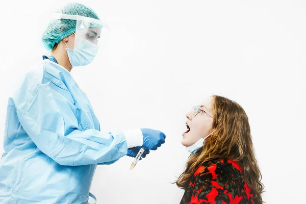 女医生用鼻腔抹片对病人进行包皮试验 Pcr 以获得液体样本 在一家戴着防护口罩的医院里做了考罗那韦的测试 Covid — 图库照片