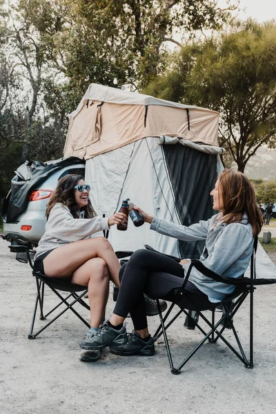 Par Amigas Felices Disfrutan Cervezas Camping Con Una Carpa Azotea — Foto de Stock